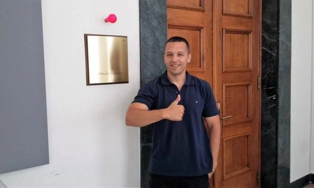 Έτσι γιόρτασε το «Αthens Pride» o Κασιδιάρης – Έβαλε κόκκινο φανάρι στην είσοδο της Βουλής